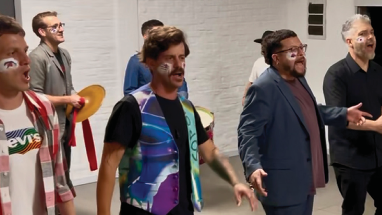 Elegante Sport - Grupo de murguistas cantando